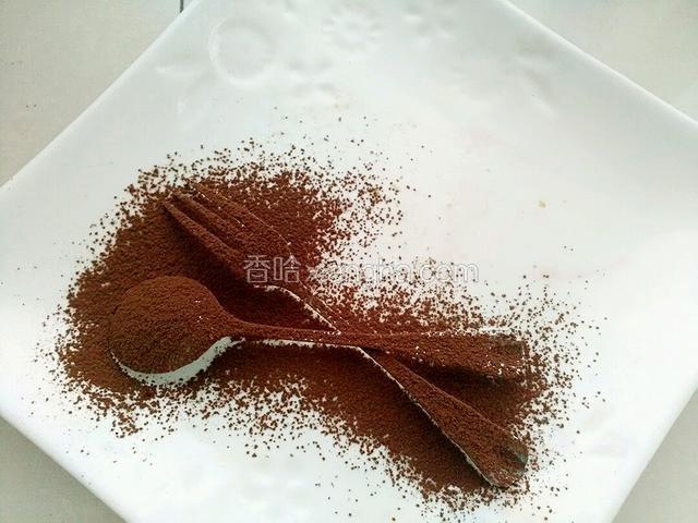 取
少许可可粉。用小刀和叉子放在盘里。用个小筛子过筛就可以。在取出小勺子和叉子。把做好的西多士摆好就可以了。