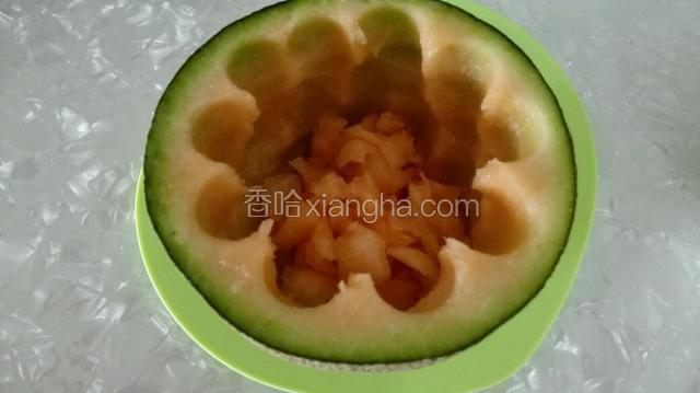 剩下的边角用勺子挖下来打底