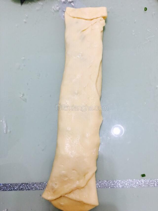 再对折，切掉边角，像我这种擀不了长方型的也可以做好，嘿嘿