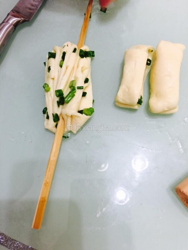 切开，用筷子压成花