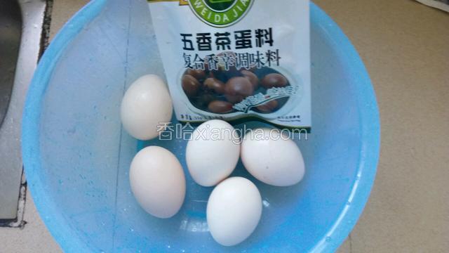 准备鸡蛋和五香茶叶蛋调料包，这一大包里面有四小包，只需一小包就可以了。