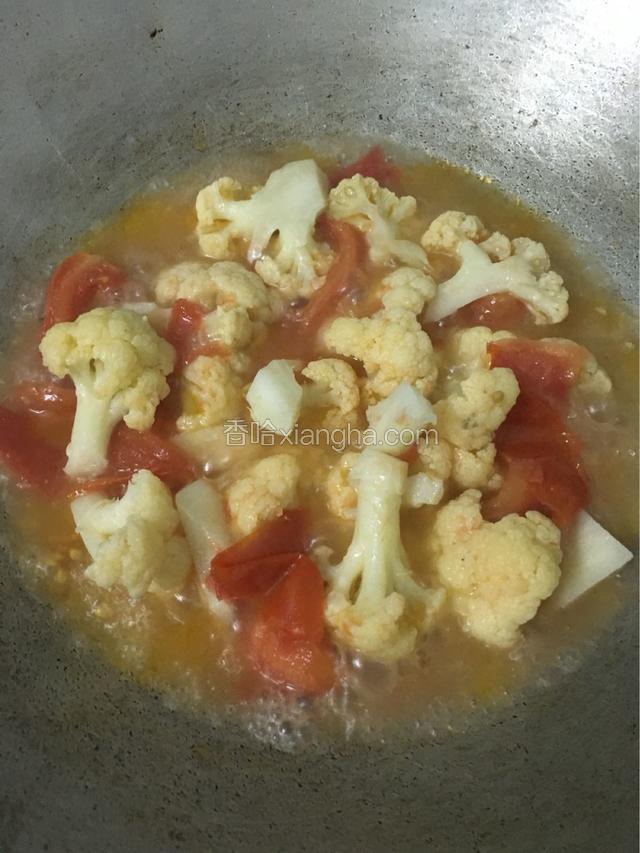 加入自家熬煮的猪骨汤作为汤底，盖上盖子煮十分钟。
