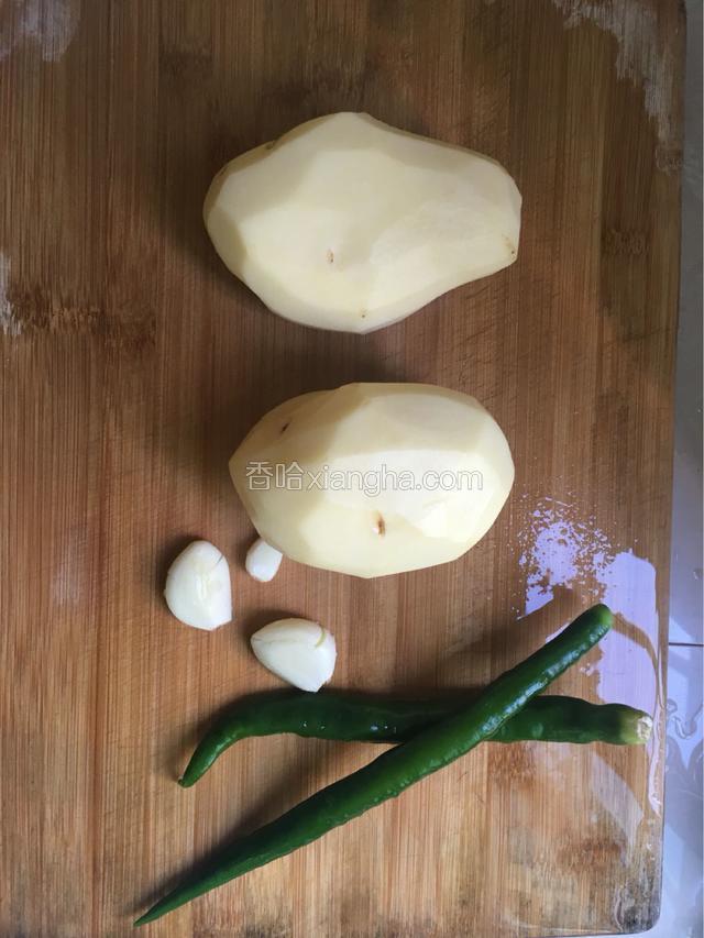 准备好食材，土豆削皮洗净