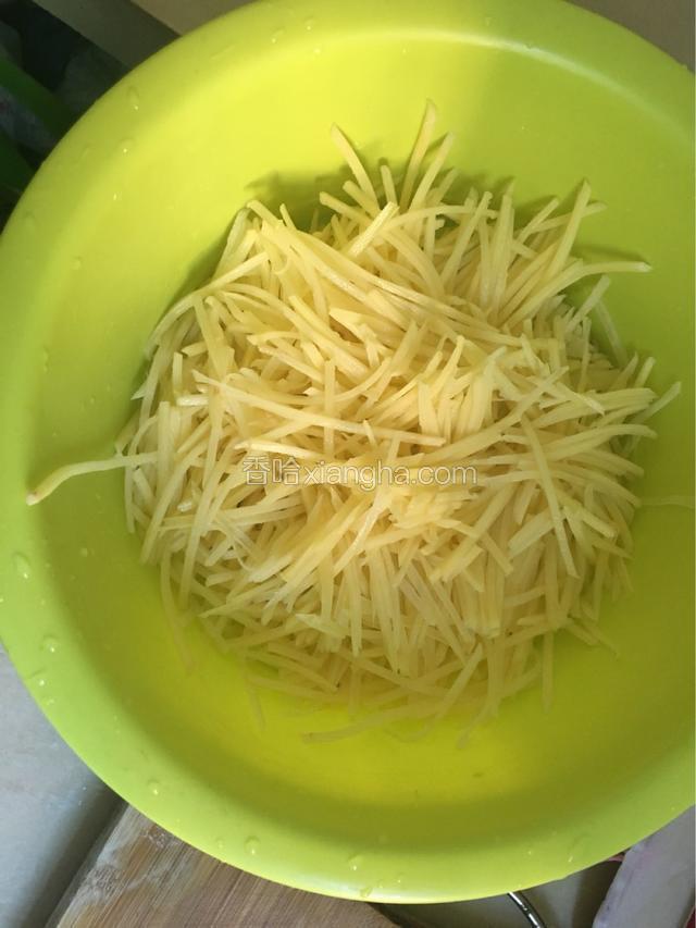 用刨丝工具把土豆刨丝