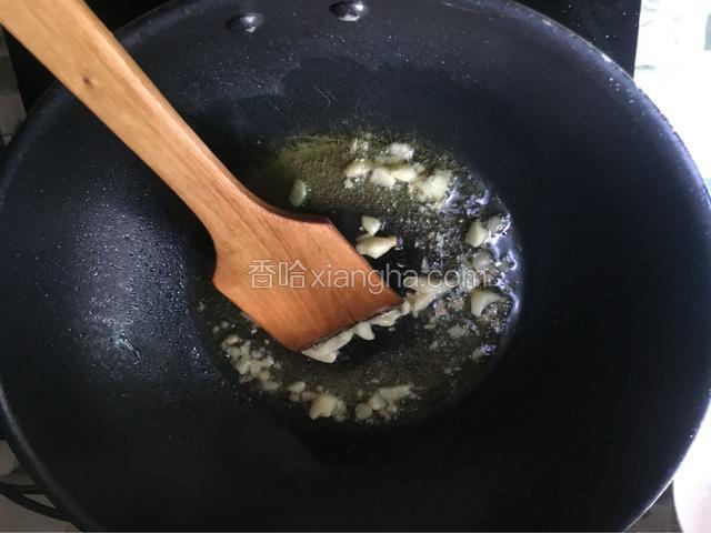 锅中放入适量油，油烧至八成热把蒜放去爆香