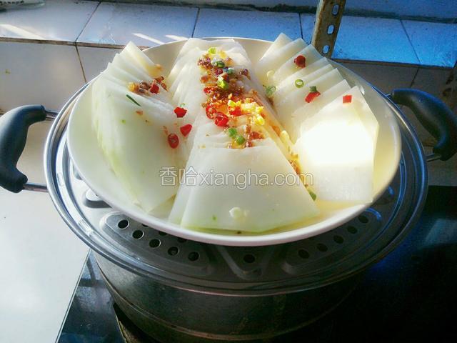 水开了，上锅里蒸，盖上盖子，我蒸了八分钟，然后撒上味精关火焖一分钟。
注：根据冬瓜片的厚度来掌控蒸制时间。