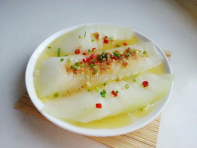 出锅后再把剩余的葱花撒上去，一道简单快捷的清蒸冬瓜就呈现在大家面前了。
注：汁水有点多，可以选择倒掉一些，我没有倒，用来泡米饭吃还是挺香的。