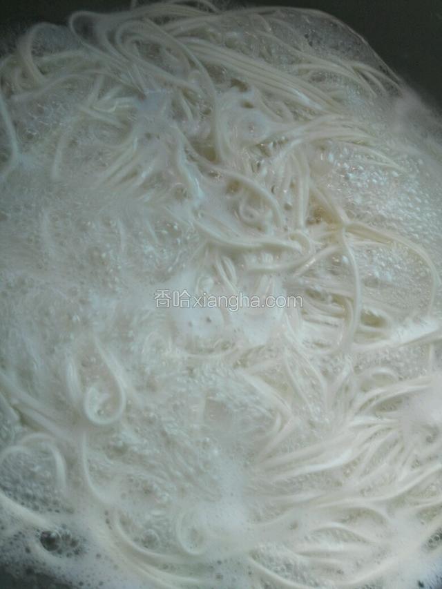先将面条煮至八分熟
捞出过凉水
