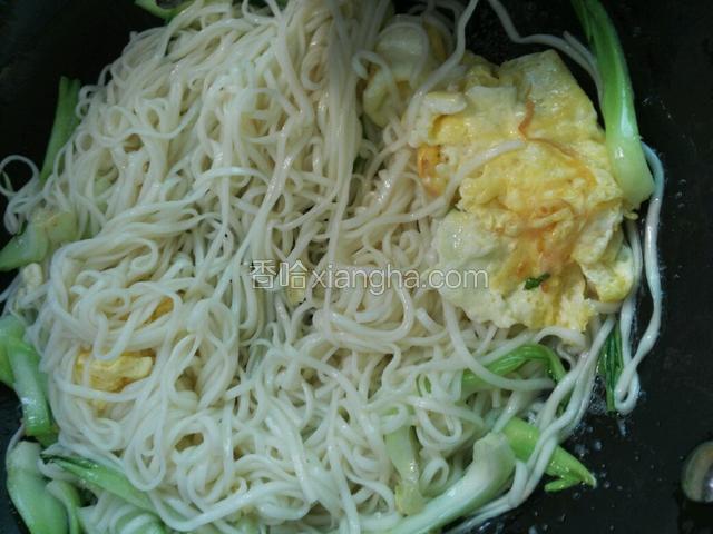 放入面条快速翻炒
再放入青菜叶，倒入适量生抽继续大火翻炒
