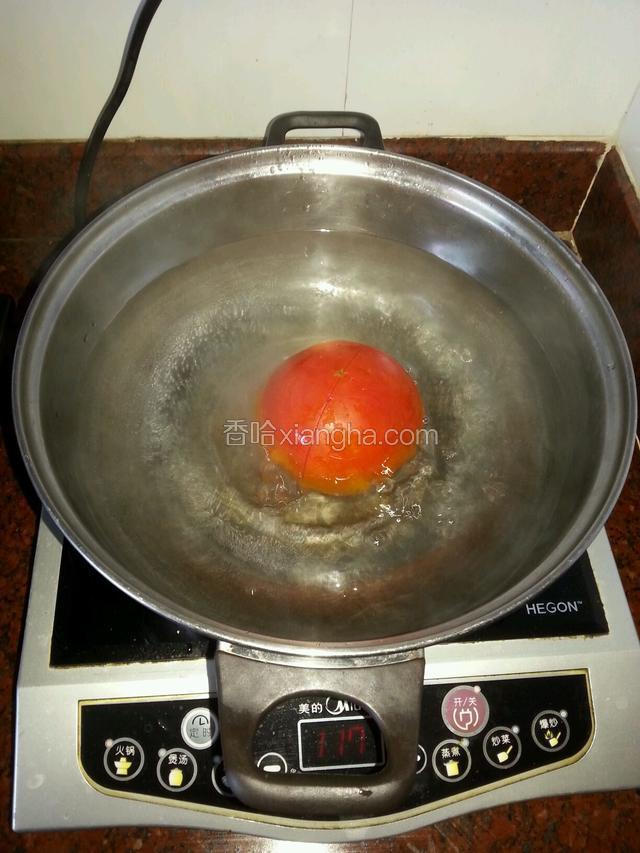 取锅烧开水，把西红柿表面划个十字，水开了就把西红柿放入烫一下。