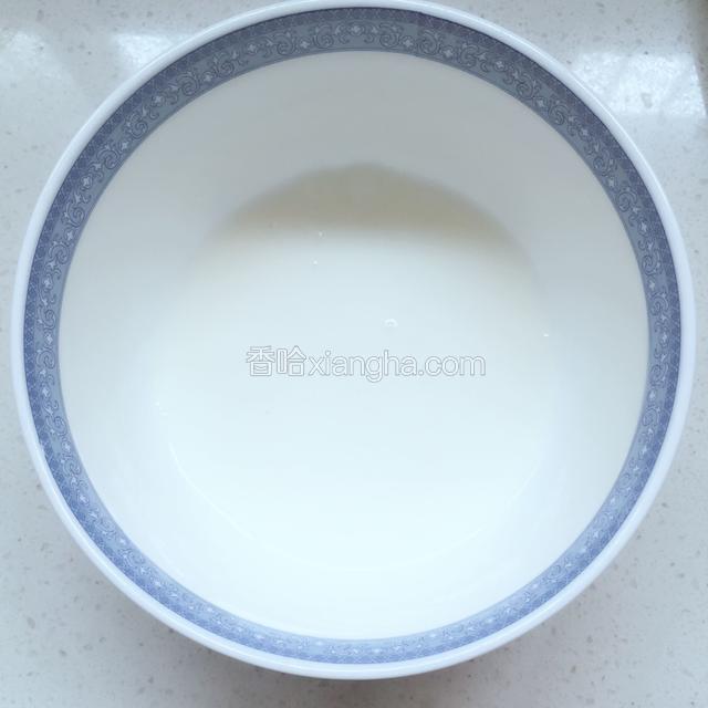 蜂蜜和酸奶混合好
如果是买的酸奶就不需要加蜂蜜