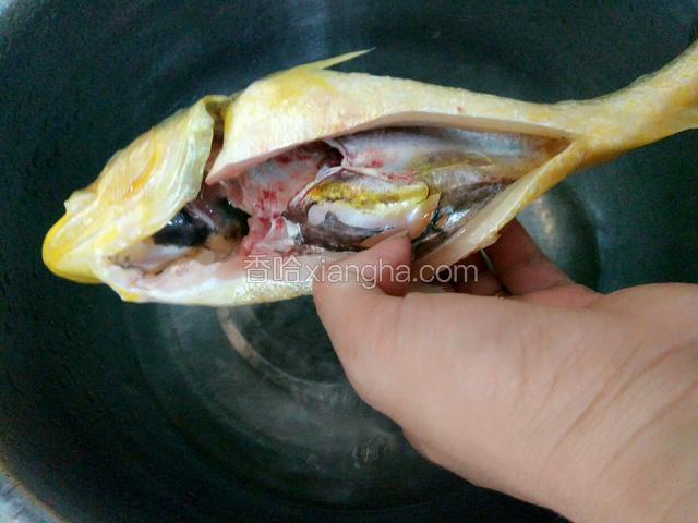 把鱼去鳞肚子的杂物去掉，肚子黑黑的洗干净，
