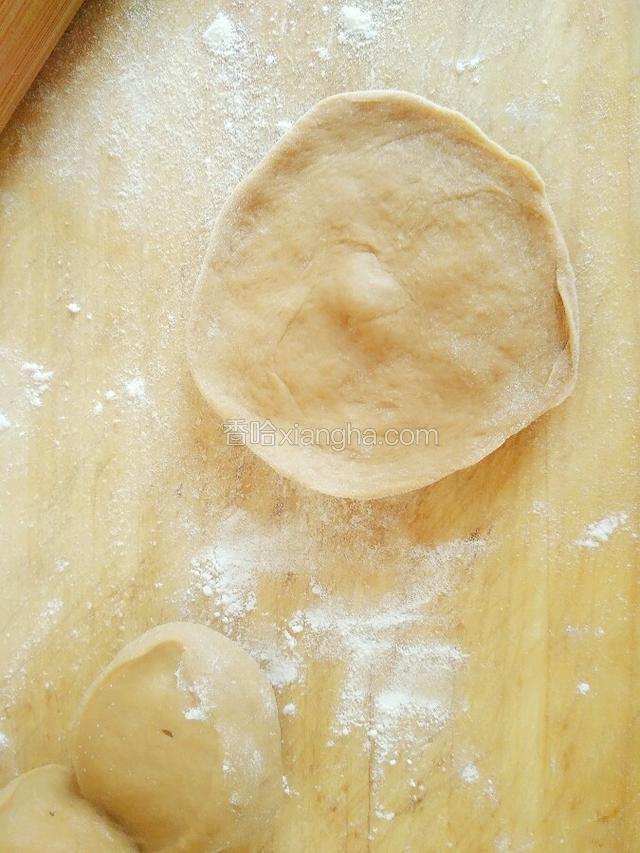 擀成四周薄中间厚的圆片。