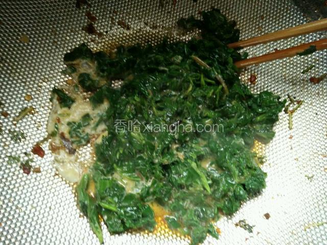 锅中油烧热倒入搅匀后的菜蛋糊