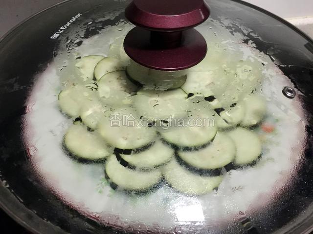 蒸锅大火烧开放入蒸笼蒸十分钟分钟蒸熟。（蒸熟的茄子盘里的蒸水倒入碗中备用。）