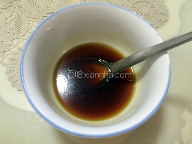 蒸熟的茄子水、醋、蚝油、一点香油搅拌均匀，切好的葱、香菜、红胡萝卜和蒜蓉撒在蒸熟的茄子上。（吃的时候搅拌一下）