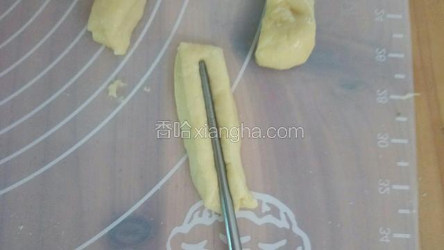 用筷子从中间压下去，不要压断了