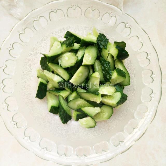 黄瓜用刀削块备用
