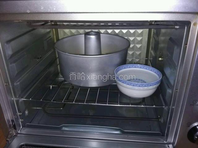 放入烤箱，放一碗热水进行二次发酵。
