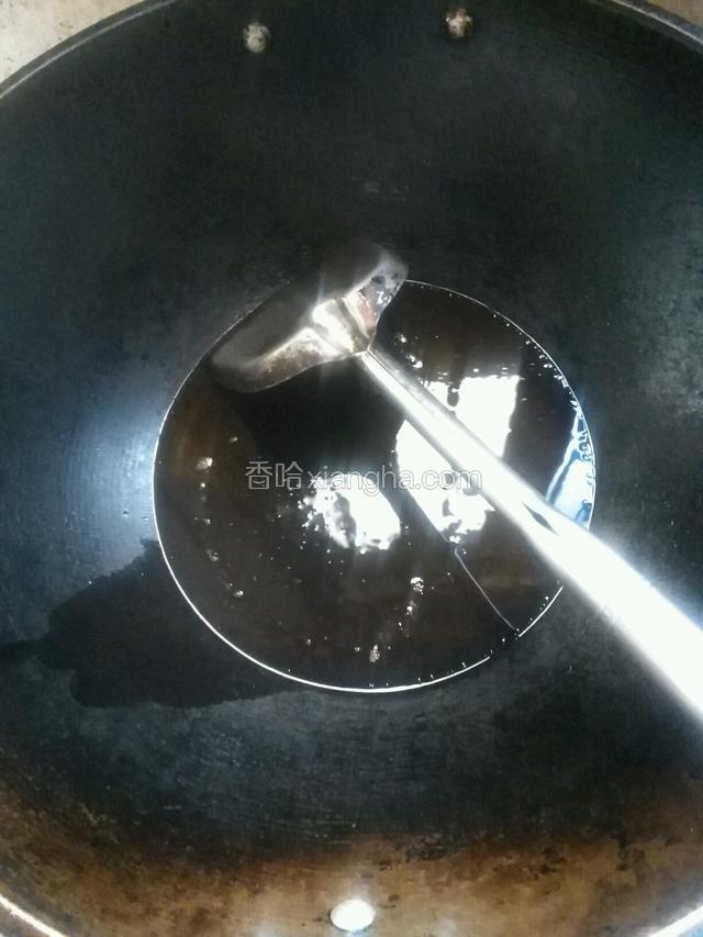 锅里烧热倒入食用油烧至七成热