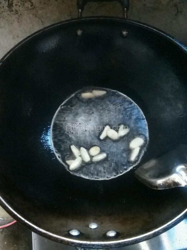 把蒜片倒入爆香