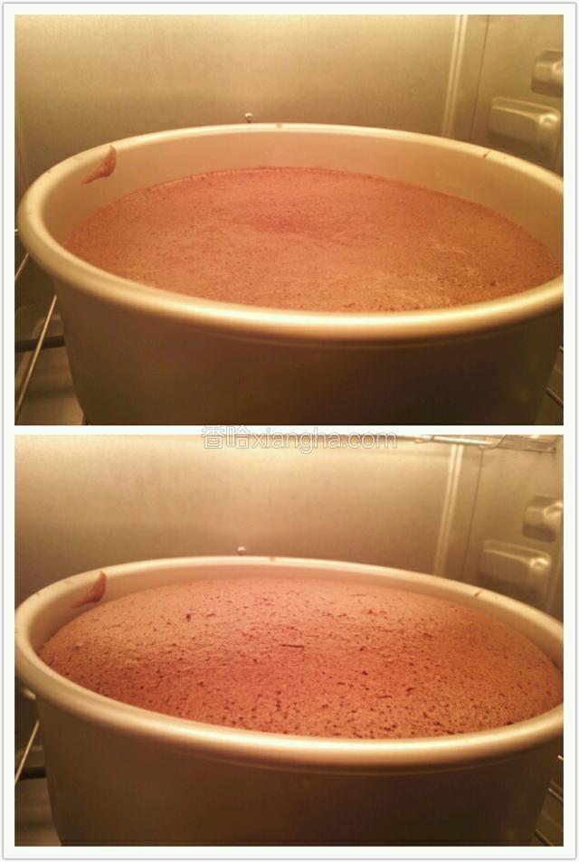 烤箱预热130℃，将蛋糕放入烤箱130℃烤60分钟
