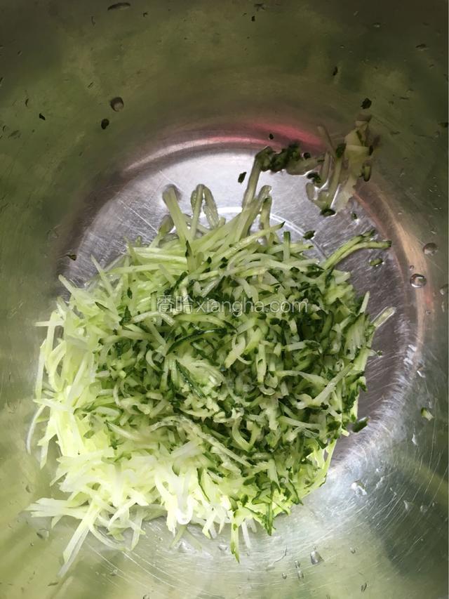 黄瓜擦丝加少许盐，煞一下水，沥水备用，黄瓜丝切碎。