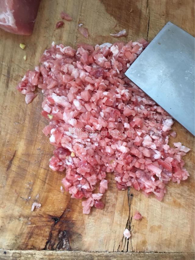 猪肉剁碎，葱切末，加入肉中一同切一下。