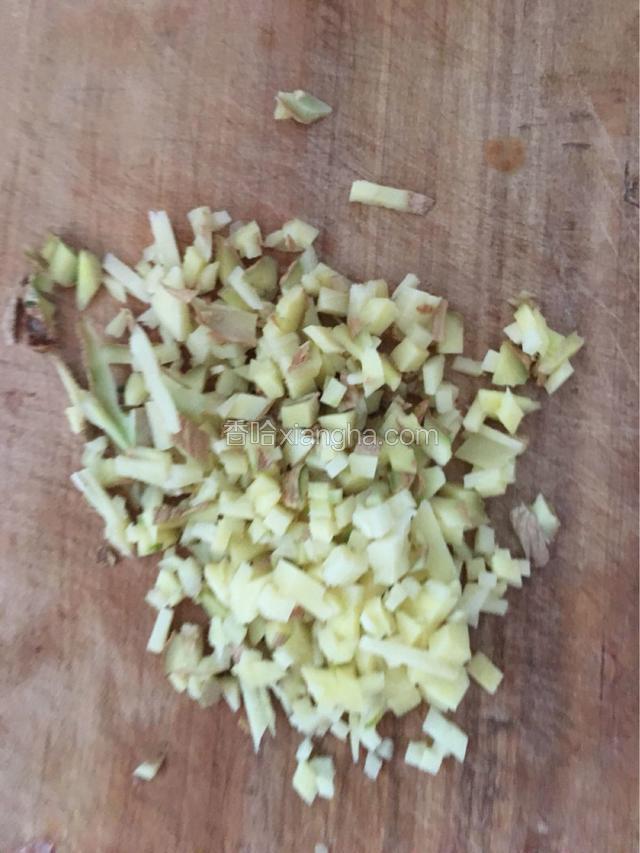 生姜切末，一同剁入肉中。