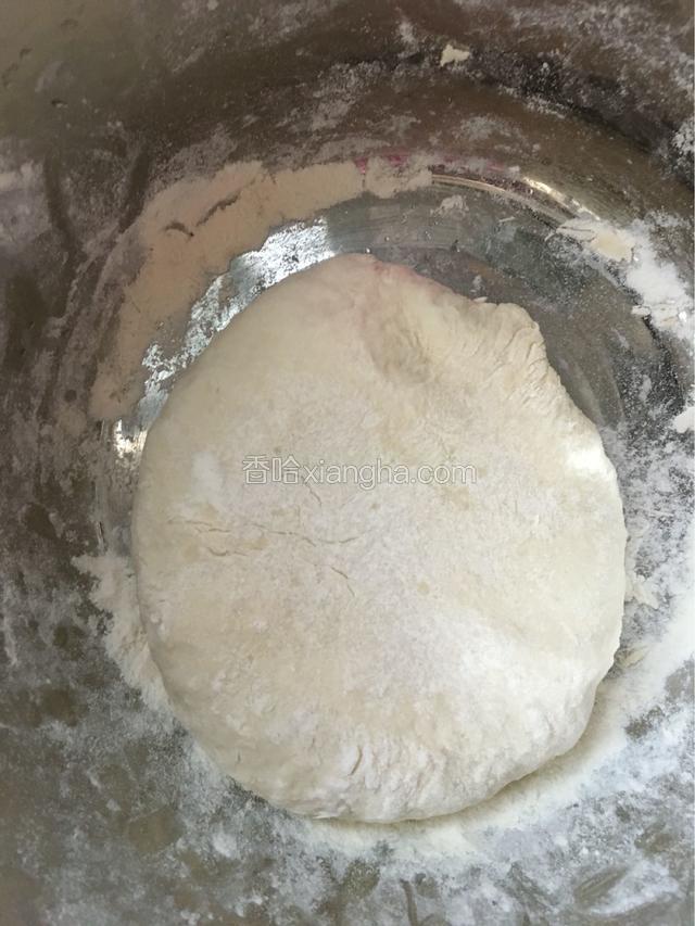 面团和好后醒发一会。