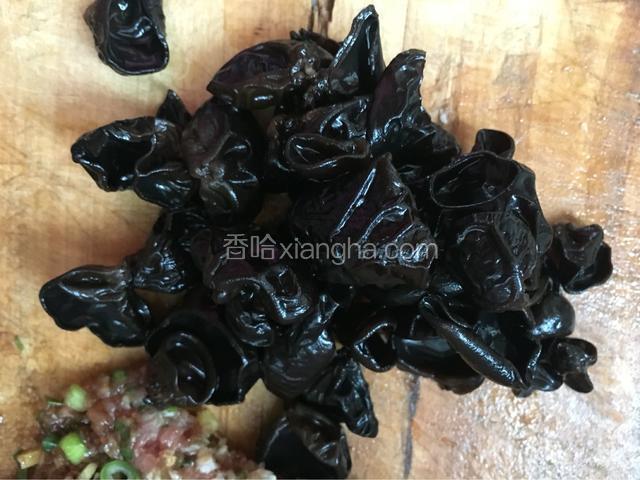 水发东北小木耳，切末。