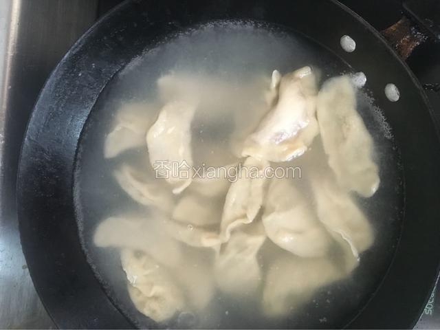 下锅煮，汤内加少许盐防粘，一般开锅三次，加入三次凉水，再煮一会就可以出锅啦！