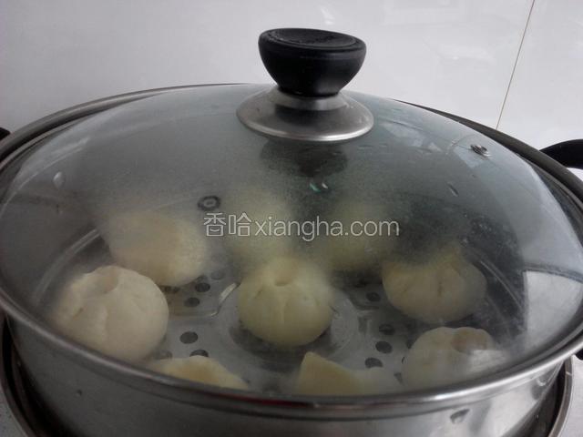 凉水下锅小火蒸五分钟，再大火蒸十五分钟，关火等三分钟再开锅，避免包子回缩。