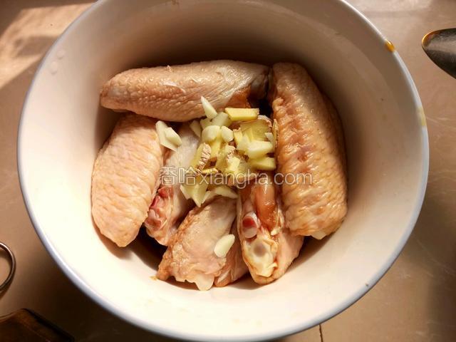 接着放入蒜末、姜末、黑胡椒粉搅拌。