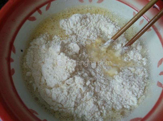 把面粉加入蛋液中搅匀。