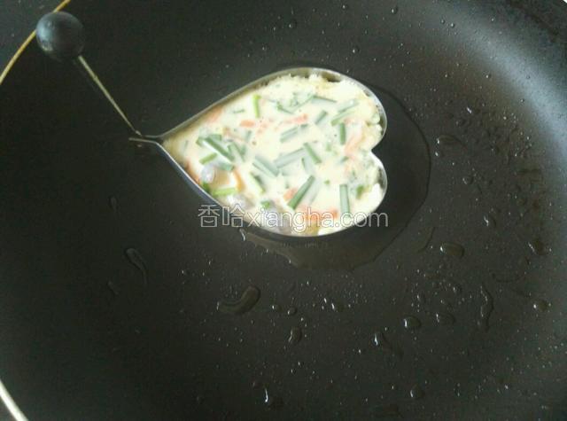 平底锅烧热，加一匙油，放模具，舀一勺面糊下锅。