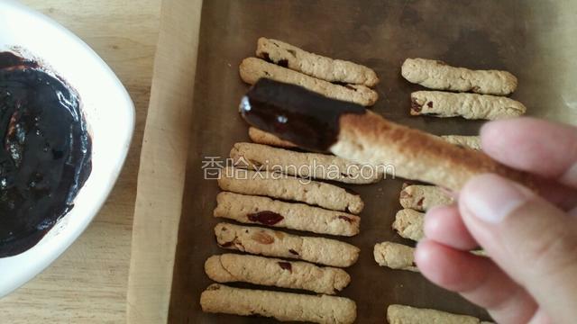 取一根饼干 一端蘸少许巧克力