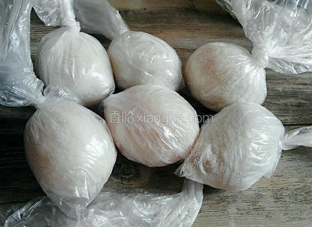 用保鲜袋一个个包起来密封起来 放在阴凉处