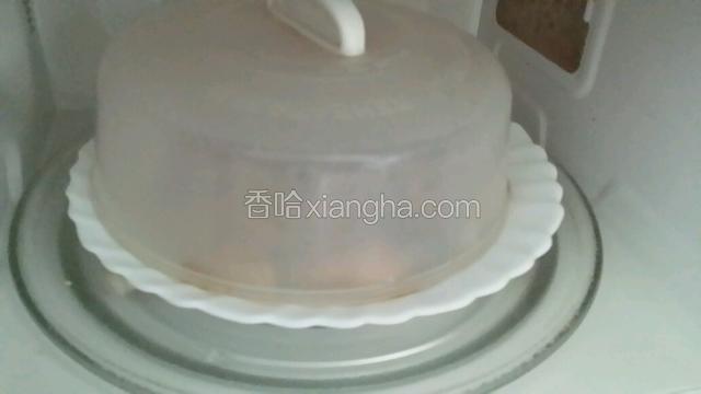 將雞翅放入微波爐大火煮四分鍾~取出~雞翅翻一邊~重新入微波爐大火煮四分鍾