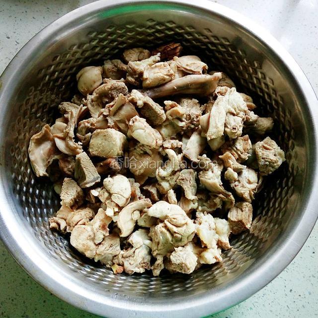将买回的新鲜兔肉除去血水备用(买时就切好)