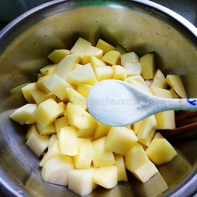 放入适量食盐腌一下备用