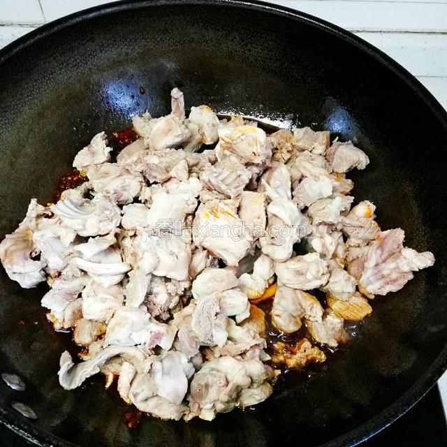 佐料炒香后放入兔肉