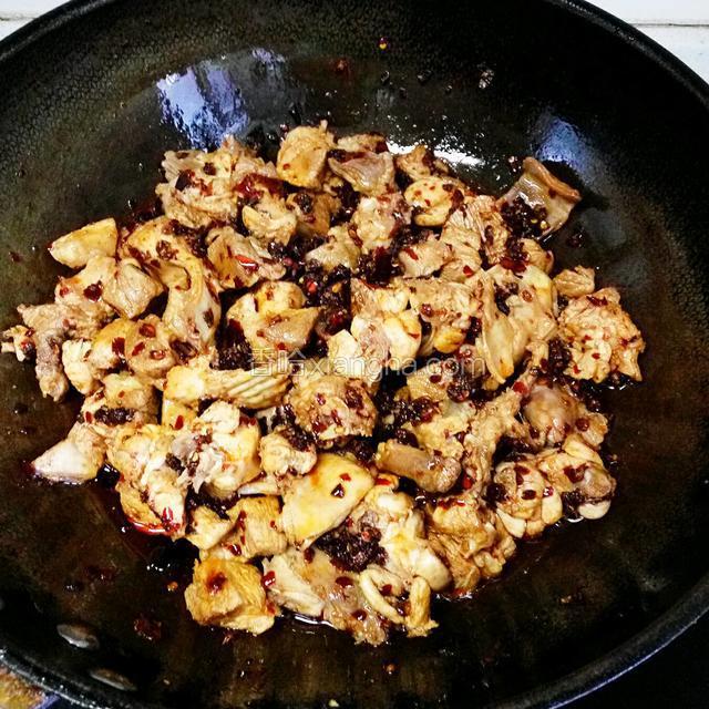 翻炒兔肉3分钟左右