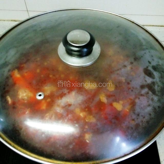  盖上锅盖大火烧开后小火炖50分钟左右
