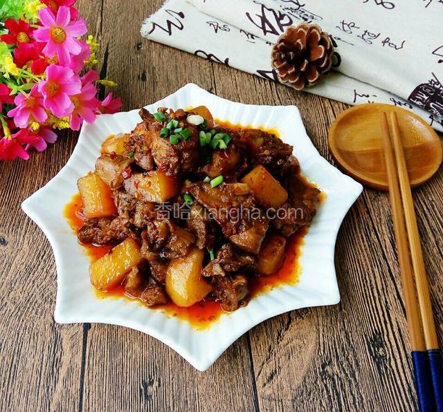  装盘撒上葱花