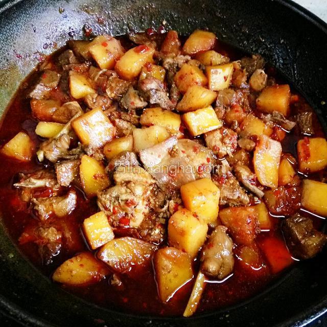  烧好了的土豆兔肉