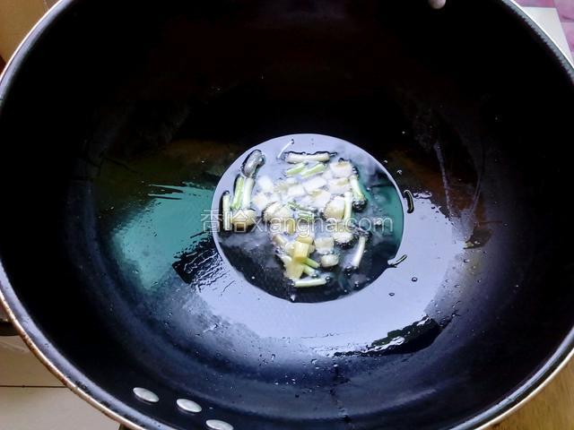 热锅加一大勺猪油化开，加入蒜头煸香。