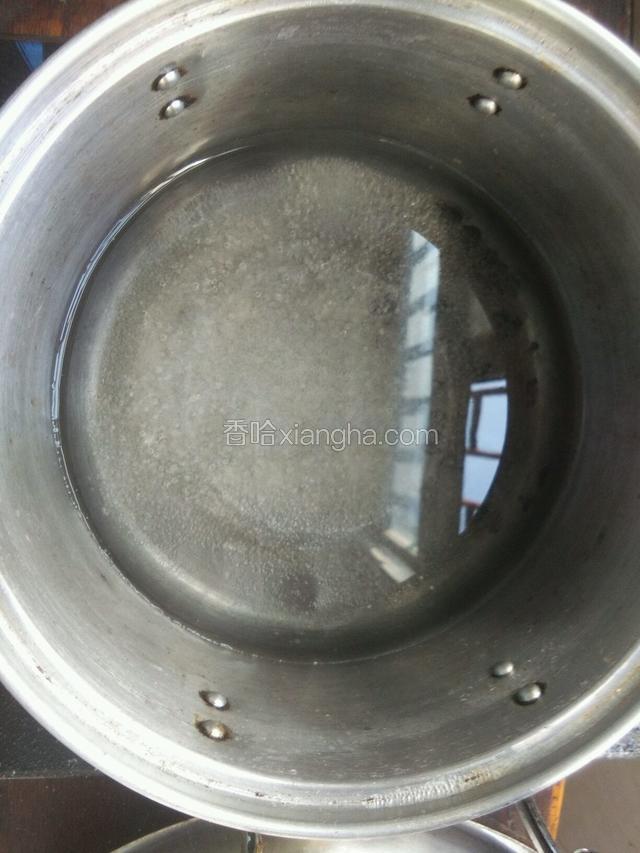 锅中倒适量清水白糖烧开后调小火