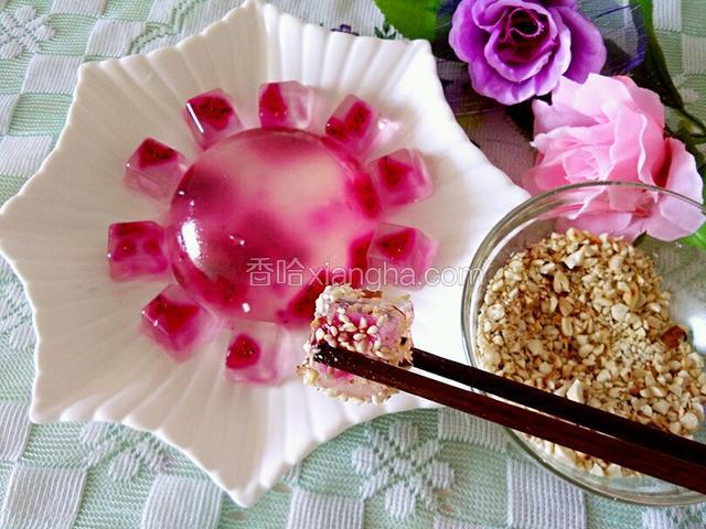 裹上花生碎和芝麻，开吃
