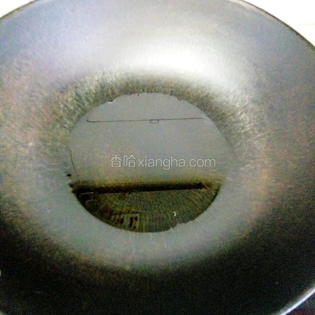 锅中放油开火烧至八成热(适量植物油、少量猪油)